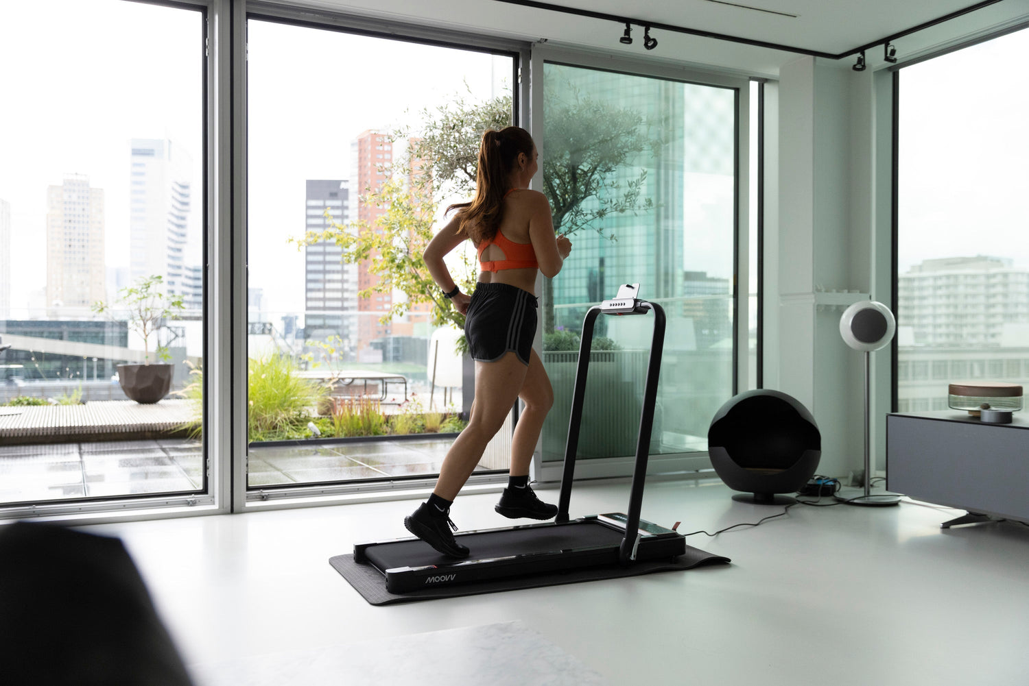 Spazieren auf dem Laufband? 8 Vorteile im Überblick 🚶‍♀️