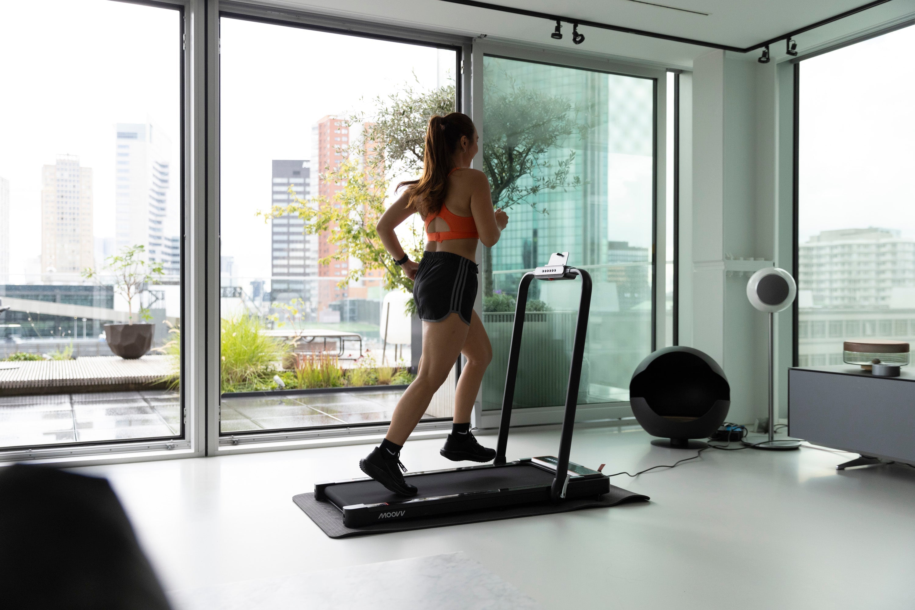 Spazieren auf dem Laufband? 8 Vorteile im Überblick 🚶‍♀️